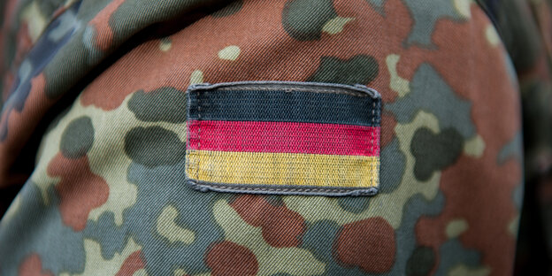 Aufgenähte Fahne an einer Uniform Aufgenähte Fahne an einer Uniform