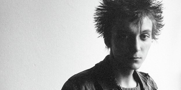 schwarz-weiß Bild eines männlichen Punks schwarz-weiß Bild eines männlichen Punks
