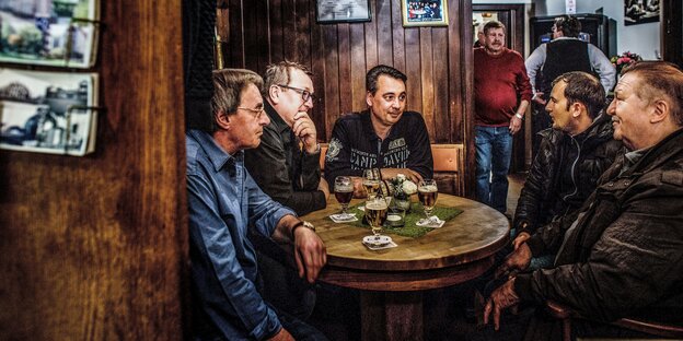 Der Essener Ortsvereinvorsitzende Stephan Duda und Genossen beim SPD-Stammtisch Der Essener Ortsvereinvorsitzende Stephan Duda und Genossen beim SPD-Stammtisch