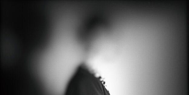 unscharfes Bild einer Person in Schwarz-Weiß unscharfes Bild einer Person in Schwarz-Weiß