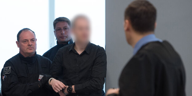 Der Angeklagte Patrick F. (2.v.r.) kommt am 21.03.2017 in der Justizvollzugsanstalt (JVA) in Dresden (Sachsen) zu Prozessbeginn in den Verhandlungssaal. Der Angeklagte Patrick F. (2.v.r.) kommt am 21.03.2017 in der Justizvollzugsanstalt (JVA) in Dresden (Sachsen) zu Prozessbeginn in den Verhandlungssaal.