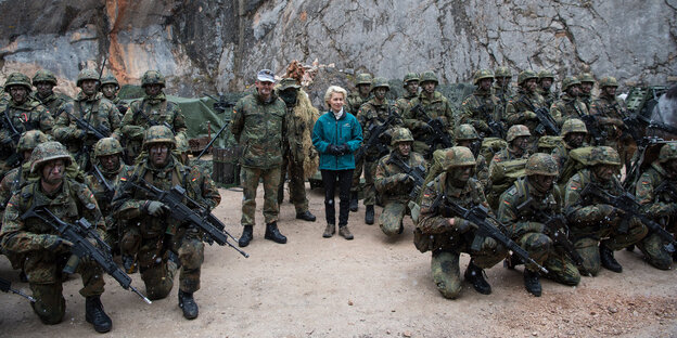 Ursula von der Leyen und viele Soldaten Ursula von der Leyen und viele Soldaten