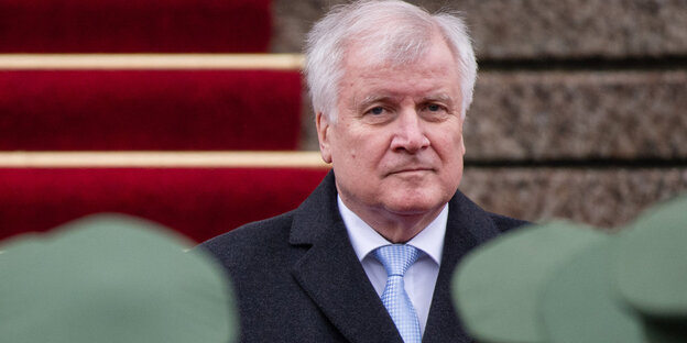 Horst Seehofer steht hinter einer Reihe Polizisten Horst Seehofer steht hinter einer Reihe Polizisten