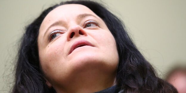 Beate Zschäpe wirft den Kopf nach hinten Beate Zschäpe wirft den Kopf nach hinten