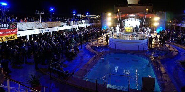 Viele Leute an Deck eines Schiffes Viele Leute an Deck eines Schiffes