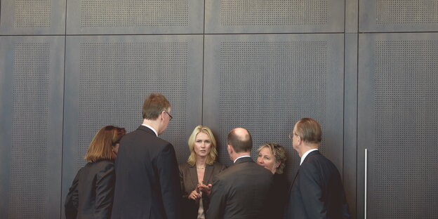 Bundesfamilienministerin Manuela Schwesig steht mit mehreren Personen vor einer Betonwand Bundesfamilienministerin Manuela Schwesig steht mit mehreren Personen vor einer Betonwand