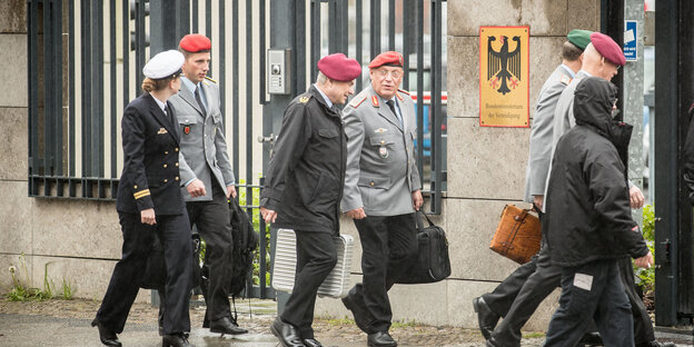 OFFIZIERE DER BUNDESWEHR OFFIZIERE DER BUNDESWEHR