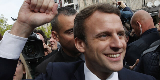 Ein Mann mit erhobener Faust, Emmanuel Macron Ein Mann mit erhobener Faust, Emmanuel Macron