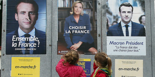 Kleine Mädchen stehen vor Wahlplakaten Kleine Mädchen stehen vor Wahlplakaten