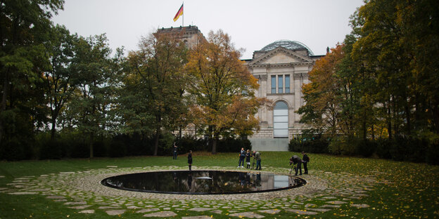 Eine kleine angelegte Wasserfläche vor dem Bundestag Eine kleine angelegte Wasserfläche vor dem Bundestag