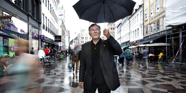 Jan Gehl mit Schirm in der Innenstadt von Kopenhagen Jan Gehl mit Schirm in der Innenstadt von Kopenhagen