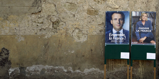 Zwei Wahlplakate vor einer Wand mit altem Putz Zwei Wahlplakate vor einer Wand mit altem Putz