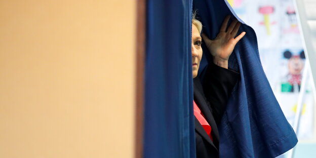 Marine Le Pen hebt den Vorhang der Wahlkabine Marine Le Pen hebt den Vorhang der Wahlkabine