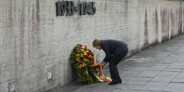 Angela Merkel legt einen Kranz unter die Jahreszahlen 1933-1945 der Gedenkstätte KZ Dachau Angela Merkel legt einen Kranz unter die Jahreszahlen 1933-1945 der Gedenkstätte KZ Dachau