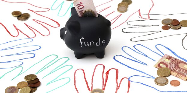 Ein Sparschwein mit der Aufschrift "Funds" steht in der Mitte des Bildes, drum herum sind Hände aufgemalt, auf denen echtes Geld liegt Ein Sparschwein mit der Aufschrift "Funds" steht in der Mitte des Bildes, drum herum sind Hände aufgemalt, auf denen echtes Geld liegt