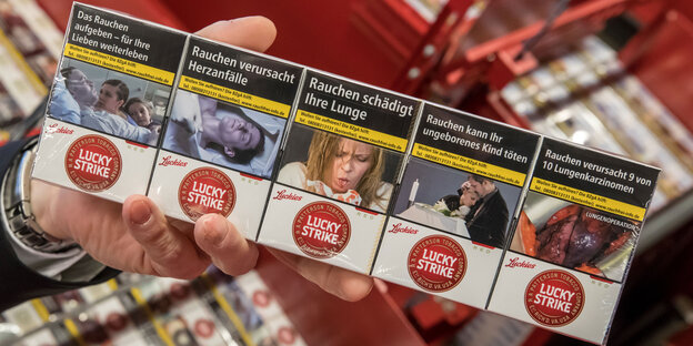 Schockbilder sind am 11.01.2017 beim Großhändler Tabacon in Ronneburg (Thüringen) auf die Verpackung von Zigaretten gedruckt. Schockbilder sind am 11.01.2017 beim Großhändler Tabacon in Ronneburg (Thüringen) auf die Verpackung von Zigaretten gedruckt.