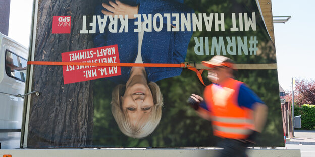 Ein Wahlkampfplakat der SPD in NRW steht auf dem Kopf Ein Wahlkampfplakat der SPD in NRW steht auf dem Kopf