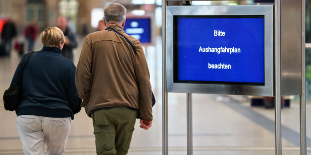Eine elektronische Anzeigentafel der Bahn zeigt nur den Schriftzug «Bitte Aushangfahrplan beachten». Eine elektronische Anzeigentafel der Bahn zeigt nur den Schriftzug «Bitte Aushangfahrplan beachten».