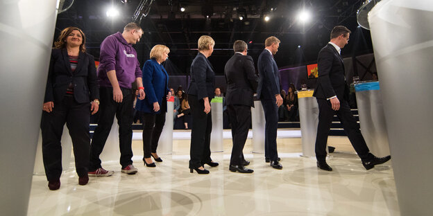 Sieben Frauen und Männer in einem Fernsehstudio Sieben Frauen und Männer in einem Fernsehstudio