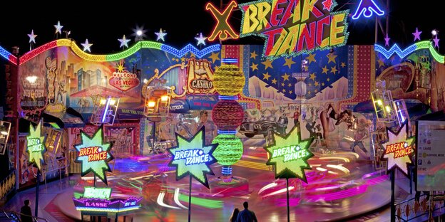 Ein buntes Kirmesfahrgestell namens „Breakdance“ Ein buntes Kirmesfahrgestell namens „Breakdance“