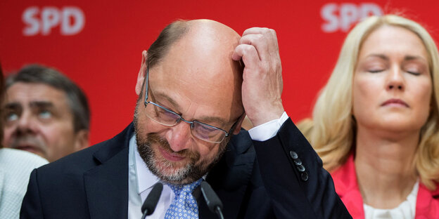 Sigmar Gabriel schaut nach oben, Martin Schulz kratzt sich am Kopf, Manuela Schwesig schließt die Augen Sigmar Gabriel schaut nach oben, Martin Schulz kratzt sich am Kopf, Manuela Schwesig schließt die Augen