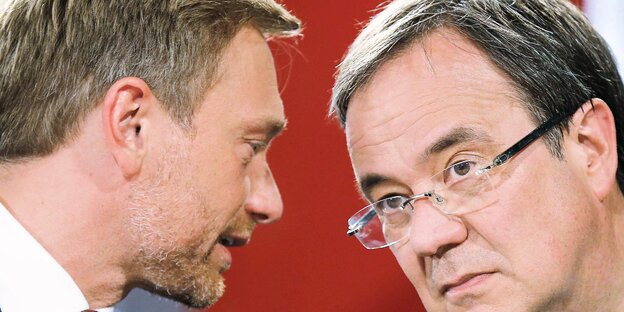 Christian Lindner lehnt sich zu Armin Laschet Christian Lindner lehnt sich zu Armin Laschet