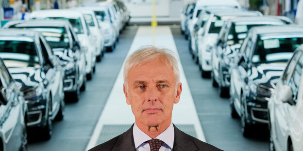 Matthias Müller vor vielen Autos Matthias Müller vor vielen Autos