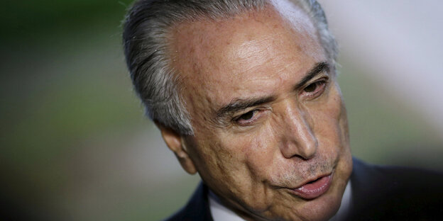 Michel Temer zieht die Brauen zusammen und spitzt die Lippen Michel Temer zieht die Brauen zusammen und spitzt die Lippen