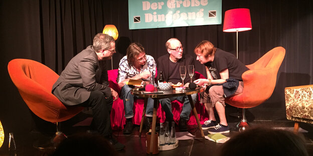 Vier Leute sitzen beisammen Vier Leute sitzen beisammen