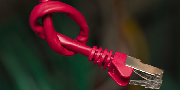Ein Rotes Netzwerkkabel, in das ein Knoten gemacht wurde. Ein Rotes Netzwerkkabel, in das ein Knoten gemacht wurde.