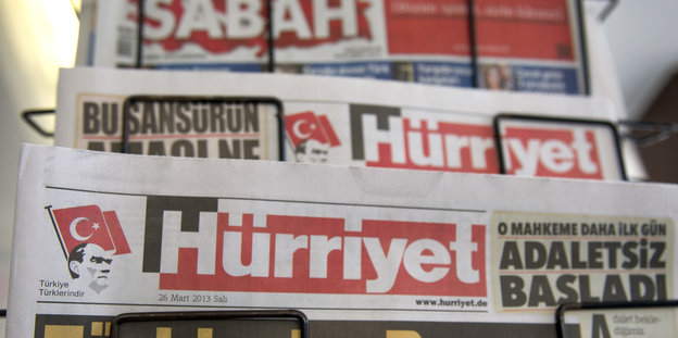 Ein Zeitungsständer mit türkischen Zeitungen