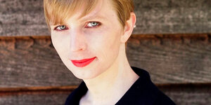 Chelsea Manning blickt in die Kamera