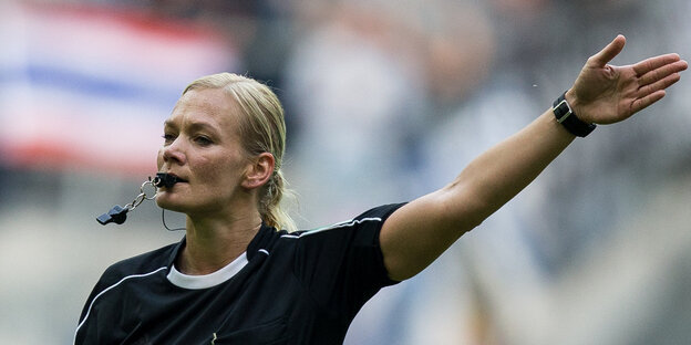 Fußball-Schiedsrichterin Bibiana Steinhaus pfeift Fußball-Schiedsrichterin Bibiana Steinhaus pfeift