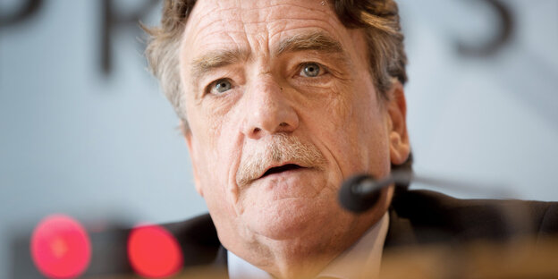 Der nordrhein-westfälische Bauminister Michael Groschek spricht bei einer Pressekonferenz Der nordrhein-westfälische Bauminister Michael Groschek spricht bei einer Pressekonferenz