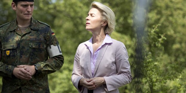 Von der Leyen steht neben einem Bundeswehrsoldaten Von der Leyen steht neben einem Bundeswehrsoldaten