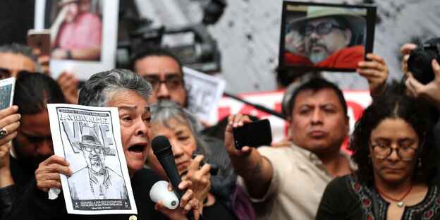 Gruppe von Demonstranten. Im Vordergrund eine Frau die in ein Mikrofon spricht und ein Bild von Javier Valdez hochhält Gruppe von Demonstranten. Im Vordergrund eine Frau die in ein Mikrofon spricht und ein Bild von Javier Valdez hochhält