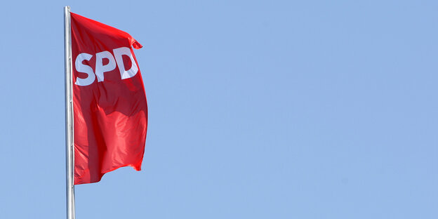 eine rote SPD-Fahne vor blauem Himmel eine rote SPD-Fahne vor blauem Himmel