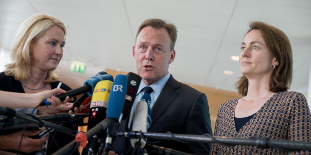 Bundesfamilienministerin Manuela Schwesig, SPD-Fraktionsvorsitzender Thomas Oppermann und SPD-Generalsekretärin Katarina Barley Bundesfamilienministerin Manuela Schwesig, SPD-Fraktionsvorsitzender Thomas Oppermann und SPD-Generalsekretärin Katarina Barley