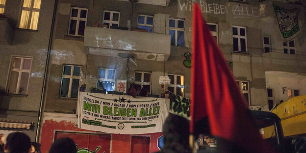 Demo vor der Friedelstraße 54 Demo vor der Friedelstraße 54