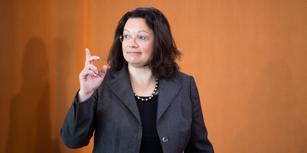 Andrea Nahles hebt einen Finger Andrea Nahles hebt einen Finger