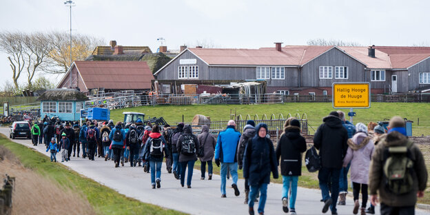 Deutsche Urlauber auf der Hallig Hooge. Deutsche Urlauber auf der Hallig Hooge.
