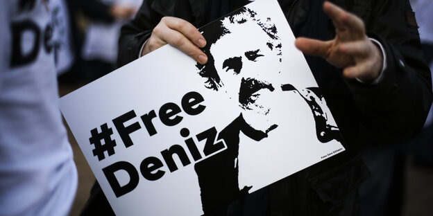 Schilder, auf denen FreeDeniz steht Schilder, auf denen FreeDeniz steht