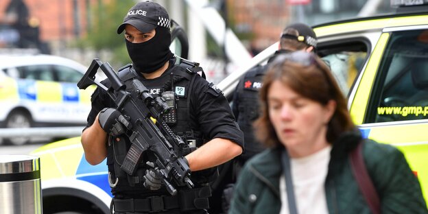 Polizei vor der Arena in Manchester Polizei vor der Arena in Manchester
