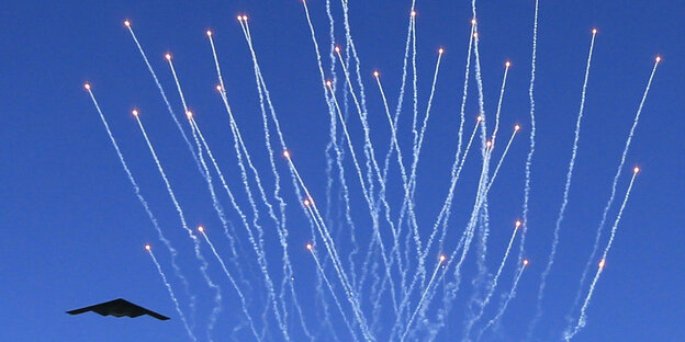 Ein Bomber der US Air Force fliegt vor blauem Himmel Ein Bomber der US Air Force fliegt vor blauem Himmel