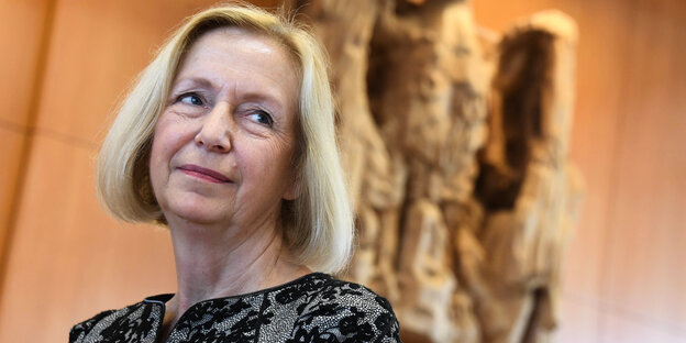 Eine Frau guckt zweifelnd vor dem Bundesadler beim Bundesverfassungsgericht in Karlsruhe Eine Frau guckt zweifelnd vor dem Bundesadler beim Bundesverfassungsgericht in Karlsruhe