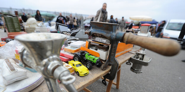Flohmarktstand mit Kinderspielzeug und Haushaltswaren Flohmarktstand mit Kinderspielzeug und Haushaltswaren