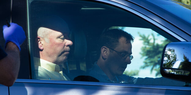 hinter spieglenden Scheiben sitzt mit gesenktem Blick der Republikaner Greg Gianforte hinter spieglenden Scheiben sitzt mit gesenktem Blick der Republikaner Greg Gianforte