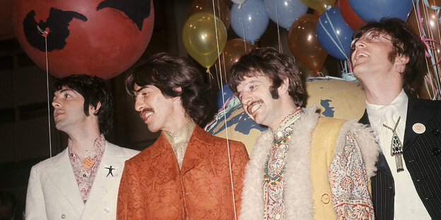 Vier Männer, The Beatles, hinter ihnen Luftballons Vier Männer, The Beatles, hinter ihnen Luftballons