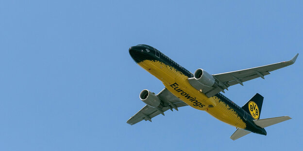 Ein Flugzeug, mit der BVB-Mannschaft an Bord, fliegt vor seiner Landung am Sonntag über Dortmund Ein Flugzeug, mit der BVB-Mannschaft an Bord, fliegt vor seiner Landung am Sonntag über Dortmund