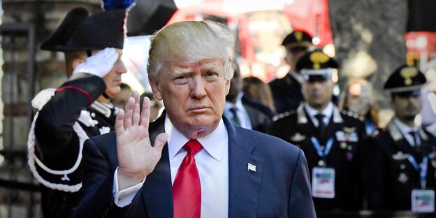 Donald Trump mit erhobener Hand Donald Trump mit erhobener Hand